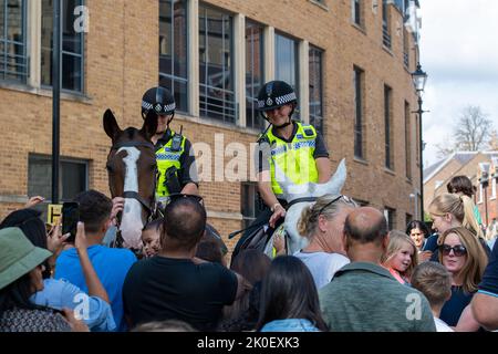 Windsor, Großbritannien. 11.. September 2022. Besucher in Windsor waren heute begeistert, zu stoppen und grüßen die Thames Valley Police Horses, die in der Stadt im Einsatz sind. Quelle: Maureen McLean/Alamy Live News Stockfoto