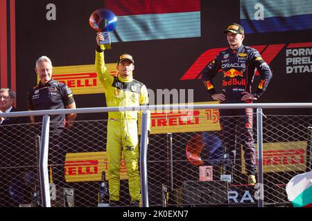 Monza, Italien. 11. September 2022. LECLERC Charles (mco), Scuderia Ferrari F1-75, VERSTAPPEN Max (NED), Red Bull Racing RB18, Portrait während der Formel 1 Pirelli Gran Premio d’Italia 2022, Grand Prix von Italien 2022, 16. Rennen der FIA Formel 1 Weltmeisterschaft 2022 vom 9. Bis 11. September 2022 auf dem Autodromo Nazionale di Monza, In Monza, Italien - Photo Florent Gooden / DPPI Credit: DPPI Media/Alamy Live News Stockfoto