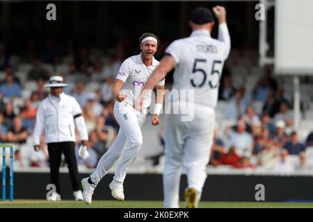 Englands Stuart Broad feiert, nachdem er Südafrikas Keshav Maharaj während des LV= Insurance Test Matches, England gegen Südafrika, im Kia Oval, London, Großbritannien, 11.. September 2022, entlässt hat (Foto von Ben Whitley/News Images) Stockfoto