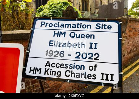 Straße geschlossen Zeichen und Bekanntmachung Mitteilung über den Tod von HM Königin Elizabeth II und Beitritt von HM König Karl III. Grantham, Lincolnshire, England. Stockfoto