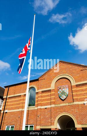 Die Unionsflagge fliegt auf halber Mast, um den Durchgang von HM Queen Elizabeth II im Rathaus, Grantham, Lincolnshire, England zu markieren. 11.. September 2022 Stockfoto