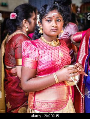 Lewisham, London, Großbritannien. September 2022. Gläubige kommen in einem ruhigen Bach zum wunderschön dekorierten Tempel. Die Gläubigen feiern das Tamil Chariot Festival Tther Thiruvizha mit einer farbenfrohen Feier. Aus Respekt vor der Königin beschränkt sich die Prozession heute nur auf den Sivan Kovil Tempel und den Innenhof. Normalerweise würden etwa 5.000 Besucher und Teilnehmer vom Tempel durch das Stadtzentrum mit großen Wagen und Opfern fahren. Quelle: Imageplotter/Alamy Live News Stockfoto