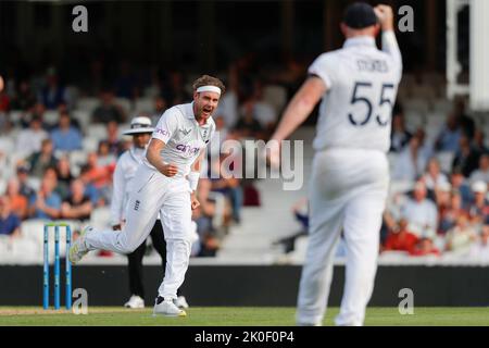 Englands Stuart Broad feiert, nachdem er Südafrikas Keshav Maharaj während des LV= Insurance Test Matches, England gegen Südafrika, im Kia Oval, London, Großbritannien, 11.. September 2022, entlässt hat (Foto von Ben Whitley/News Images) Stockfoto