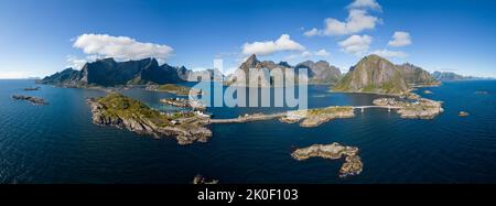 Luftpanorama von Hamnoy und reine, Lofoten, Norwegen Stockfoto