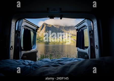 Blick von der offenen Tür auf der Rückseite eines Wohnwagens in Lofoten, Norwegen Stockfoto