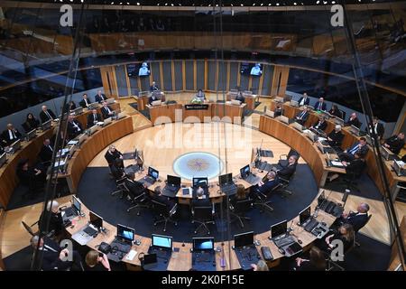 Foto des walisischen Parlaments vom 11/09/22 mit einer allgemeinen Ansicht, wie die Senedd erinnert wird, um ihrer Majestät Königin Elizabeth II. Im Senedd in Cardiff, Wales, Tribut zu zollen. Bilddatum: Sonntag, 11. September 2022. Stockfoto