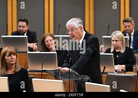 Foto des walisischen Parlaments vom 11/09/22, auf dem der erste Minister von Wales, Mark Drakeford, spricht, als die Senedd in Cardiff, Wales, an ihre Majestät Königin Elizabeth II. Erinnert wird. Bilddatum: Sonntag, 11. September 2022. Stockfoto