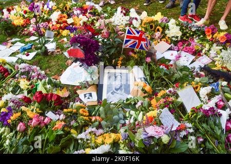 London, England, Großbritannien. 11. September 2022. Blumengebete für die Queen im Green Park. Viele der Blumen wurden von außerhalb des Buckingham Palace gebracht, während Tausende von Menschen auch neue Blumengeschenke brachten. Die Königin starb am 8.. September im Alter von 96 Jahren. (Bild: © Vuk Valcic/ZUMA Press Wire) Bild: ZUMA Press, Inc./Alamy Live News Stockfoto