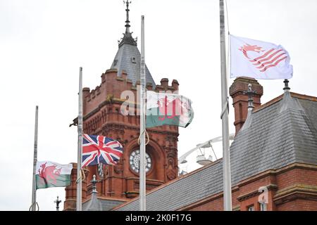 Foto des walisischen Parlaments vom 11/09/22 mit Flaggen, die am Halbmast geflogen wurden, um ihrer Majestät Königin Elizabeth II. Im Senedd in Cardiff, Wales, zu Tribut zu zollen. Bilddatum: Sonntag, 11. September 2022. Stockfoto