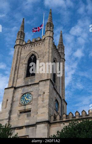 Windsor, Großbritannien. 11.. September 2022. Der Union Jack fliegt auf der Windsor Parish Church als Zeichen des Respekts gegen Ihre Majestät die Königin auf halber Mast. Quelle: Maureen McLean/Alamy Live News Stockfoto