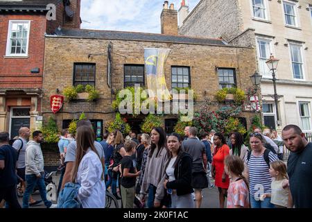 Windsor, Großbritannien. 11.. September 2022. Heute hielten sich die Leute im Two Brewers Pub in Windsor auf, nachdem sie den langen Spaziergang gemacht hatten, um Blumen für ihre Majestät, die Königin, zu Ehren zu bringen. Quelle: Maureen McLean/Alamy Live News Stockfoto