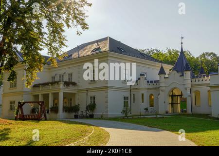 Suhopolje,Kroatien -August 17. 2022:Burg Janković - wurde in der Mitte des 18.. Jahrhunderts erbaut und erhielt seinen aktuellen Blick am Anfang des 20 Stockfoto