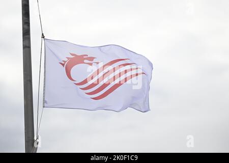 Das Handout-Foto des walisischen Parlaments vom 11/09/22 der Senedd-Flagge wird am halben Mast geflogen, um ihrer Majestät Königin Elizabeth II. Im Senedd in Cardiff, Wales, zu Tribut zu zollen. Bilddatum: Sonntag, 11. September 2022. Stockfoto