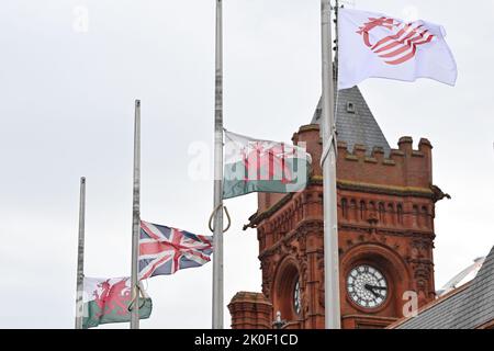 Foto des walisischen Parlaments vom 11/09/22 mit Flaggen, die am Halbmast geflogen wurden, um ihrer Majestät Königin Elizabeth II. Im Senedd in Cardiff, Wales, zu Tribut zu zollen. Bilddatum: Sonntag, 11. September 2022. Stockfoto