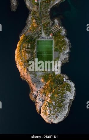 Luftaufnahme des Henningsvaer Fußballfeldes in den Lofoten, Norwegen Stockfoto