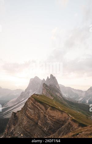 Atemberaubender Blick auf den Seceda-Grat an einem bewölkten Tag. Die Seceda ist mit ihren 2,500 Metern der höchste Aussichtspunkt in Gröden, Dolomiten, Italien. Stockfoto