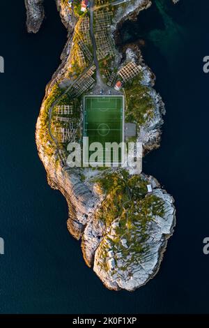 Luftaufnahme des Henningsvaer Fußballfeldes in den Lofoten, Norwegen Stockfoto