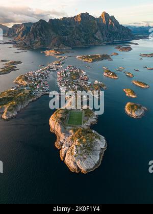 Luftaufnahme von Henningsvaer in Lofoten, Norwegen Stockfoto