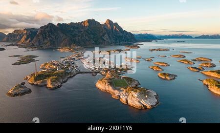 Luftaufnahme von Henningsvaer in Lofoten, Norwegen Stockfoto