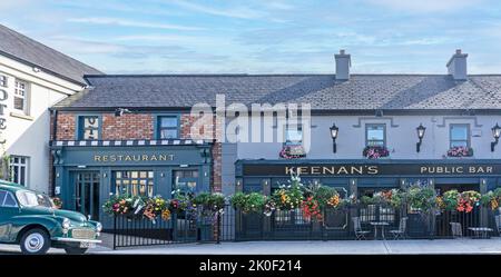 Die wunderschöne Blumenpracht vor Keenans Hotel, Bar und Restaurant in Tarmonbarry, County Roscommon, Irland. Stockfoto