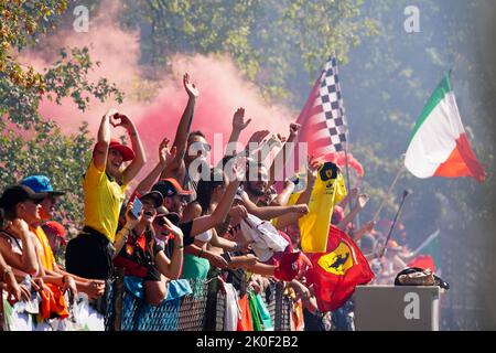 Monza, Italien. 11. September 2022. Ferrari-Fans während 2022 Formel 1 Pirelli Gran Premio d'Italia - Grand Prix von Italien - Rennen, Formel 1-Meisterschaft in Monza, Italien, September 11 2022 Quelle: Independent Photo Agency/Alamy Live News Stockfoto