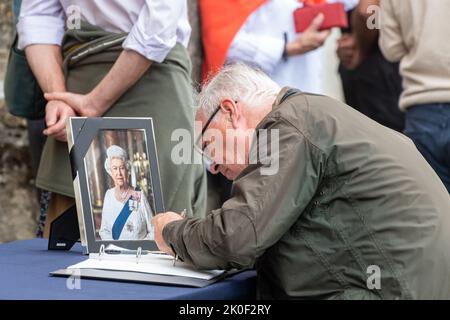 Winchester, Hampshire, Großbritannien. 11.. September 2022. Nach dem Tod von Königin Elisabeth II. Vor drei Tagen unterzeichneten Menschen jeden Alters vor der Großen Halle im Stadtzentrum von Winchester ein Kondolenzbuch am Tag der Proklamation der Aufnahme von König Karl III. Stockfoto