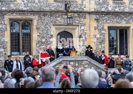 Winchester, Hampshire, Großbritannien. 11.. September 2022. Die Proklamation der Beitritt von König Karl III drei Tage nach dem Tod von Königin Elisabeth II.. Der High Sheriff von Hampshire, Lady Edwina Grosvenor, in Begleitung des Lord Lieutenant von Hampshire und anderer Würdenträger, las die Proklamation vor Menschenmassen auf 1pm vor der Großen Halle. Stockfoto