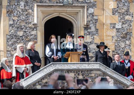 Winchester, Hampshire, Großbritannien. 11.. September 2022. Die Proklamation der Beitritt von König Karl III drei Tage nach dem Tod von Königin Elisabeth II.. Der High Sheriff von Hampshire, Lady Edwina Grosvenor, in Begleitung des Lord Lieutenant von Hampshire und anderer Würdenträger, las die Proklamation vor Menschenmassen auf 1pm vor der Großen Halle. Stockfoto