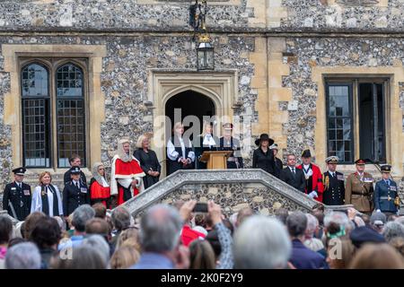 Winchester, Hampshire, Großbritannien. 11.. September 2022. Die Proklamation der Beitritt von König Karl III drei Tage nach dem Tod von Königin Elisabeth II.. Der High Sheriff von Hampshire, Lady Edwina Grosvenor, in Begleitung des Lord Lieutenant von Hampshire und anderer Würdenträger, las die Proklamation vor Menschenmassen auf 1pm vor der Großen Halle. Stockfoto