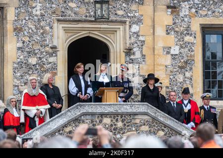 Winchester, Hampshire, Großbritannien. 11.. September 2022. Die Proklamation der Beitritt von König Karl III drei Tage nach dem Tod von Königin Elisabeth II.. Der High Sheriff von Hampshire, Lady Edwina Grosvenor, in Begleitung des Lord Lieutenant von Hampshire und anderer Würdenträger, las die Proklamation vor Menschenmassen auf 1pm vor der Großen Halle. Stockfoto