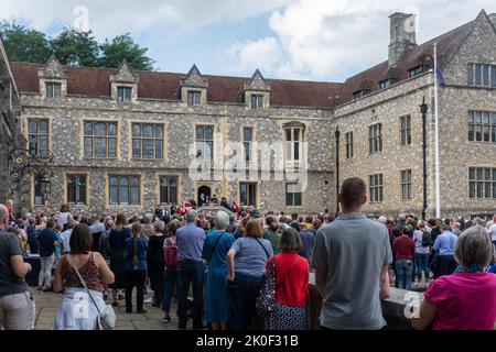 Winchester, Hampshire, Großbritannien. 11.. September 2022. Die Proklamation der Beitritt von König Karl III drei Tage nach dem Tod von Königin Elisabeth II.. Der High Sheriff von Hampshire, Lady Edwina Grosvenor, in Begleitung des Lord Lieutenant von Hampshire und anderer Würdenträger, las die Proklamation vor Menschenmassen auf 1pm vor der Großen Halle. Stockfoto