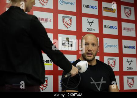 Gloucester Rugby Head Coach George Skivington wird nach dem Gallagher Premiership Spiel Gloucester Rugby vs Wesps im Kingsholm Stadium, Gloucester, Großbritannien, 11.. September 2022 interviewt (Foto von Nick Browning/News Images) Stockfoto