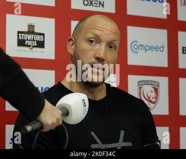 Gloucester Rugby Head Coach George Skivington wird nach dem Gallagher Premiership Spiel Gloucester Rugby vs Wesps im Kingsholm Stadium, Gloucester, Großbritannien, 11.. September 2022 interviewt (Foto von Nick Browning/News Images) Stockfoto