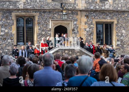 Winchester, Hampshire, Großbritannien. 11.. September 2022. Die Proklamation der Beitritt von König Karl III drei Tage nach dem Tod von Königin Elisabeth II.. Der High Sheriff von Hampshire, Lady Edwina Grosvenor, in Begleitung des Lord Lieutenant von Hampshire und anderer Würdenträger, las die Proklamation vor Menschenmassen auf 1pm vor der Großen Halle. Stockfoto