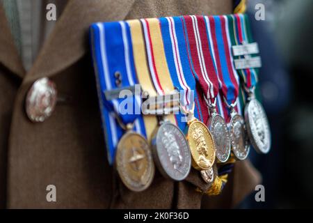 Medaillen eines Soldaten der britischen Armee während der Proklamation von König Karl III. Im Rathaus von Birkenhead, Birkenhead, Großbritannien. 11. September 2022. (Foto von Phil Bryan/News Images) in Birkenhead, Großbritannien am 9/11/2022. (Foto von Phil Bryan/News Images/Sipa USA) Quelle: SIPA USA/Alamy Live News Stockfoto