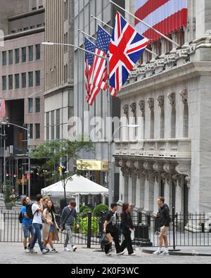 Die britische Flagge, die vor der New Yorker Börse (NYSE) zu Ehren der britischen Königin Elizabeth II. Am 11. September 2022 in New York gezeigt wurde. Stockfoto