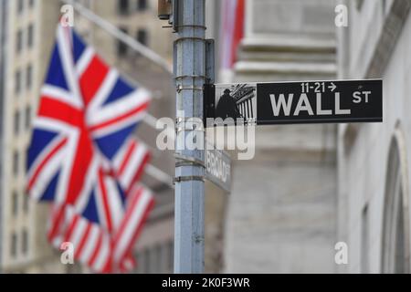 Die britische Flagge, die vor der New Yorker Börse (NYSE) zu Ehren der britischen Königin Elizabeth II. Am 11. September 2022 in New York gezeigt wurde. Stockfoto