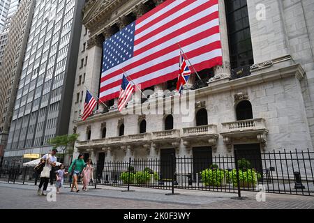 Die britische Flagge, die vor der New Yorker Börse (NYSE) zu Ehren der britischen Königin Elizabeth II. Am 11. September 2022 in New York gezeigt wurde. Stockfoto