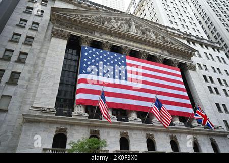 Die britische Flagge, die vor der New Yorker Börse (NYSE) zu Ehren der britischen Königin Elizabeth II. Am 11. September 2022 in New York gezeigt wurde. Stockfoto
