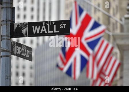 Die britische Flagge, die vor der New Yorker Börse (NYSE) zu Ehren der britischen Königin Elizabeth II. Am 11. September 2022 in New York gezeigt wurde. Stockfoto