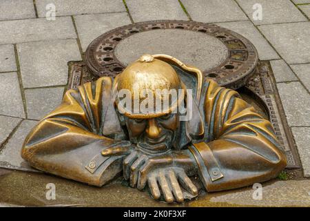 Bratislava, Slowakei - Aug 28, 2022:Čumil, ein Arbeiter, der aus einem Schacht im Zentrum von Bratislava guckt Stockfoto