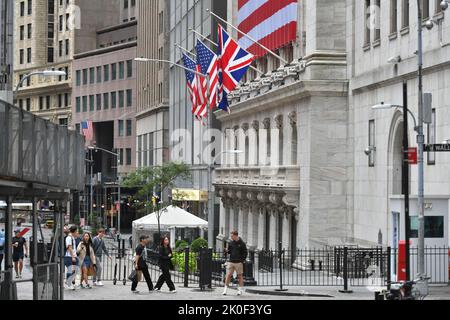 Die britische Flagge, die vor der New Yorker Börse (NYSE) zu Ehren der britischen Königin Elizabeth II. Am 11. September 2022 in New York gezeigt wurde. Stockfoto