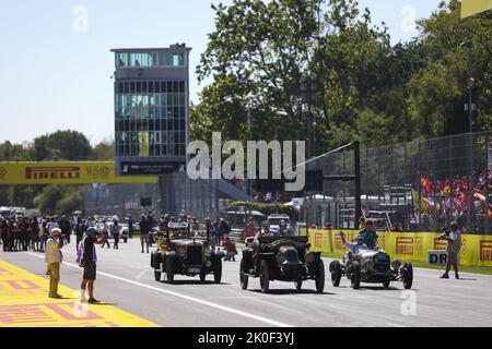 Monza, Italien. 11. September 2022. Fahrerparade, VETTEL Sebastian (ger), Aston Martin F1 Team AMR22, OCON Esteban (Fra), Alpine F1 Team A522, Portrait während der Formel 1 Pirelli Gran Premio dâ&#x80;&#X99;Italia 2022, großer Preis Italiens 2022, 16. Lauf der FIA Formel 1-Weltmeisterschaft 2022 vom 9. Bis 11. September, 2022 auf dem Autodromo Nazionale di Monza, in Monza, Italien - Foto: Antonin Vincent / Dppi/DPPI/LiveMedia Kredit: Unabhängige Fotoagentur/Alamy Live News Stockfoto