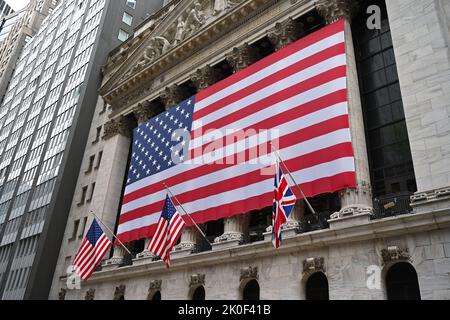 Die britische Flagge, die vor der New Yorker Börse (NYSE) zu Ehren der britischen Königin Elizabeth II. Am 11. September 2022 in New York gezeigt wurde. Stockfoto