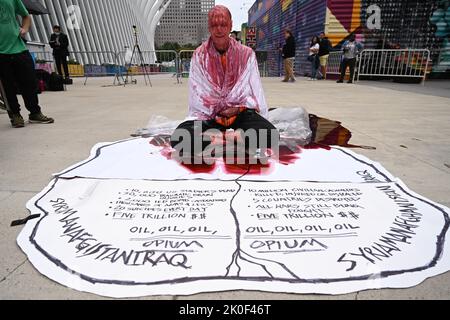 Patrick Dillon, ein Ersthelfer am 9/11/01, hält während des Gedenkgottesdienstes 9/11 am 11. September 20 einen Protest vor dem Oculus in der Church Street ab Stockfoto