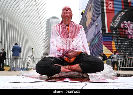 Patrick Dillon, ein Ersthelfer am 9/11/01, hält während des Gedenkgottesdienstes 9/11 am 11. September 20 einen Protest vor dem Oculus in der Church Street ab Stockfoto