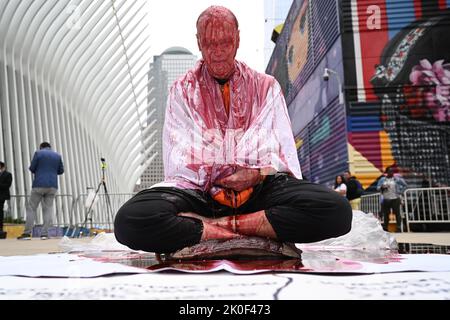 Patrick Dillon, ein Ersthelfer am 9/11/01, hält während des Gedenkgottesdienstes 9/11 am 11. September 20 einen Protest vor dem Oculus in der Church Street ab Stockfoto