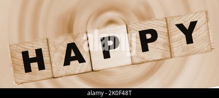 Happy Word Holzwürfel auf einem Ozean Hintergrund. Lifestyle-Konzept. Stockfoto