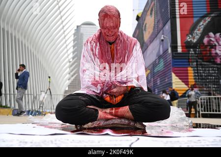 Patrick Dillon, ein Ersthelfer am 9/11/01, hält während des Gedenkgottesdienstes 9/11 am 11. September 20 einen Protest vor dem Oculus in der Church Street ab Stockfoto