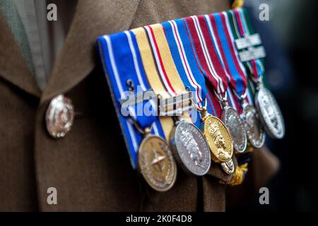 Medaillen eines Soldaten der britischen Armee während der Proklamation von König Charles III. Im Rathaus von Birkenhead, Birkenhead, Großbritannien, 11.. September 2022 (Foto: Phil Bryan/News Images) Stockfoto